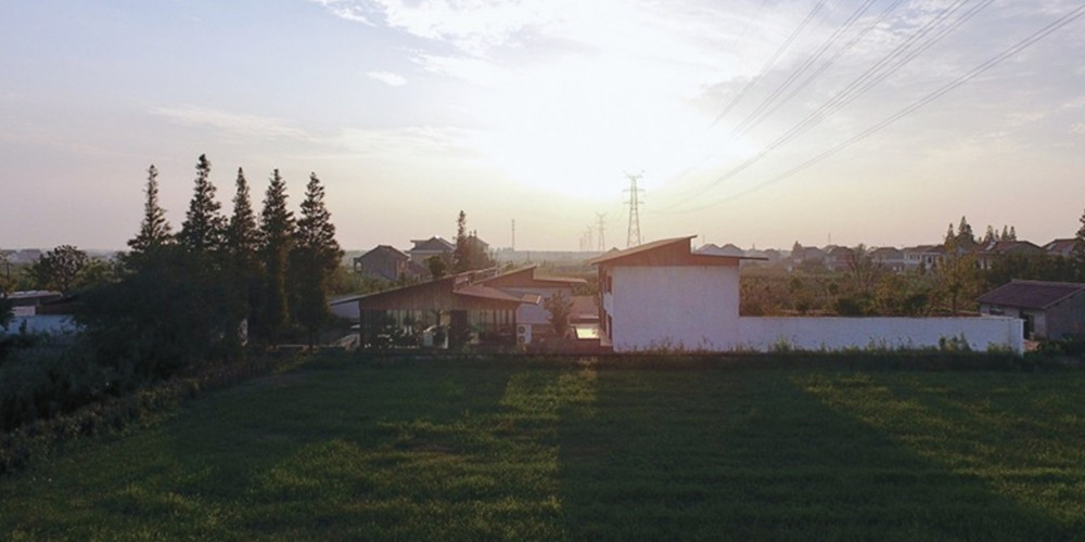 江蘇深深?深宅住宅設計項目基地位于中國江南地區，建筑師通過空間的轉折和遞進來拉長了流線、視線和時間，最終空間序列形成一種深宅深園的結果。巨大的懸挑屋頂，使得建筑的邊界同庭院融為一體。