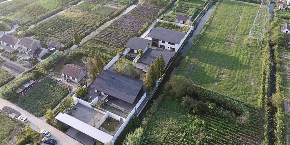 江蘇深深?深宅住宅設計項目基地位于中國江南地區，建筑師通過空間的轉折和遞進來拉長了流線、視線和時間，最終空間序列形成一種深宅深園的結果。巨大的懸挑屋頂，使得建筑的邊界同庭院融為一體。