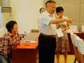 會場花絮：劉秀晨先生笑談會場布置(圖)