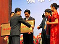 住房和城鄉建設部副部長仇保興為園林城市頒牌(圖)
