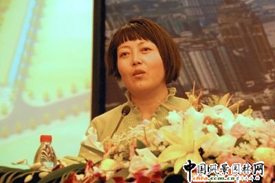 重慶大學建筑城規(guī)學院副院長杜春蘭主持會議