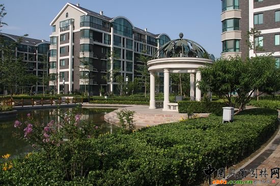 西式景觀亭、植物造景、水池、住宅樓的完美結合