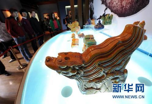 11月16日，一批外國觀眾在展臺(tái)前參觀圓明園琉璃建筑構(gòu)件。新華社記者 孫參 攝