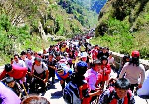 5月1日，大量游客在泰山十八盤步道上步行