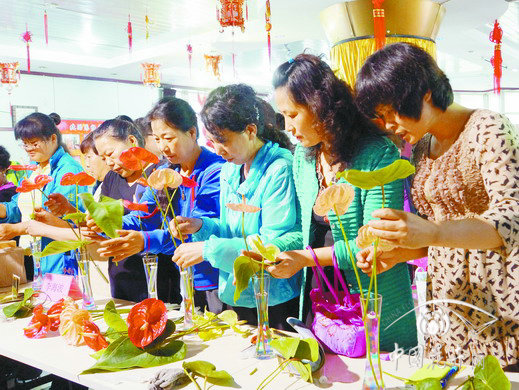 居民們現(xiàn)場(chǎng)參與插花的熱情高漲。