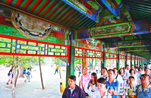  頤和園長廊部分蘇式彩畫圖案已褪色 