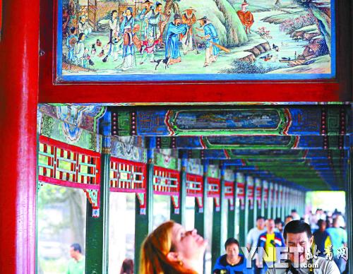  “在頤和園6萬平方米古建中，5萬平方米的古建繪制了蘇式彩畫 