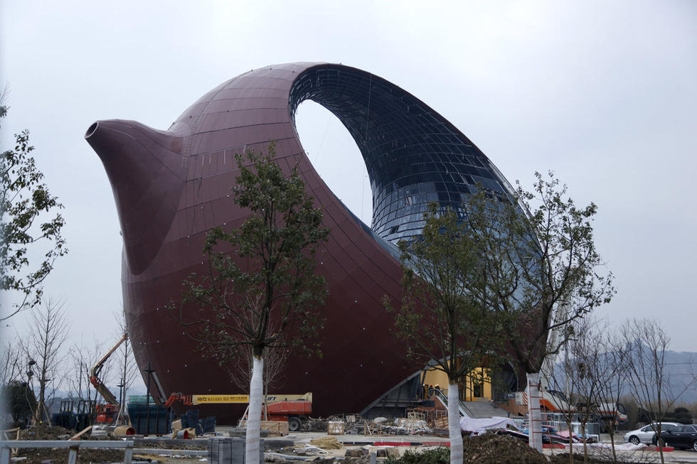 江蘇無錫，一座正在建造的紫砂壺形狀的建筑