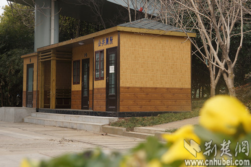 武漢街頭建新型景觀移動公廁