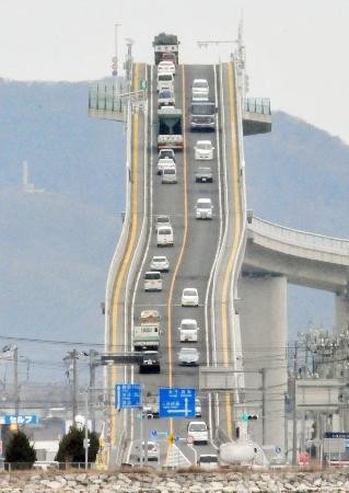 日本江島大橋因坡度陡峭成旅游新熱點