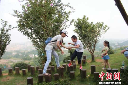 游客在雙龍紫薇園內嬉戲。