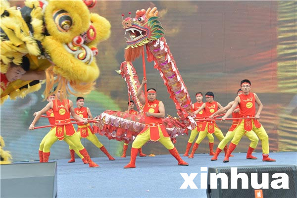 9月26日，黃石首屆園博會(huì)開幕式前舞龍舞獅表演