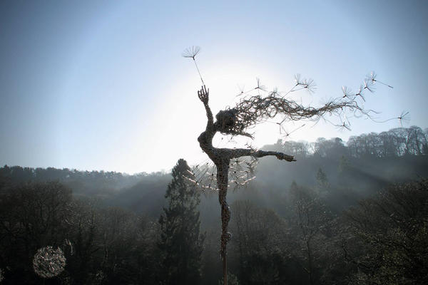 風大也美麗，Robin Wight的戲劇性金屬絲雕塑