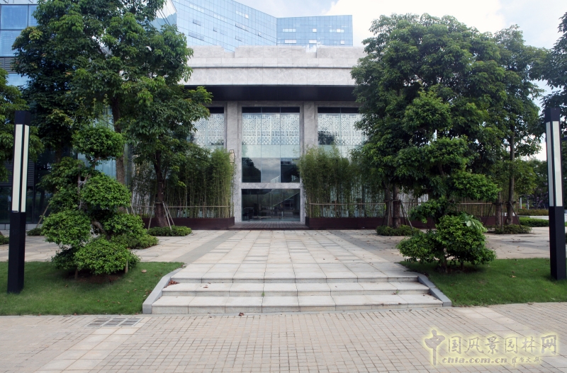 主樓北側(cè)戶外咖啡廳一角