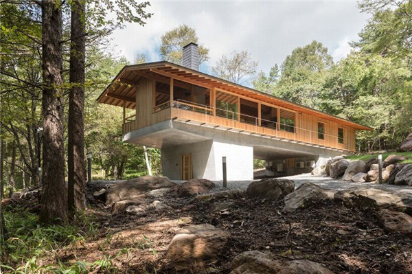 日本：混凝土基座上的林中小屋