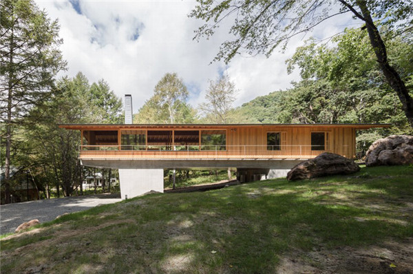 日本：混凝土基座上的林中小屋