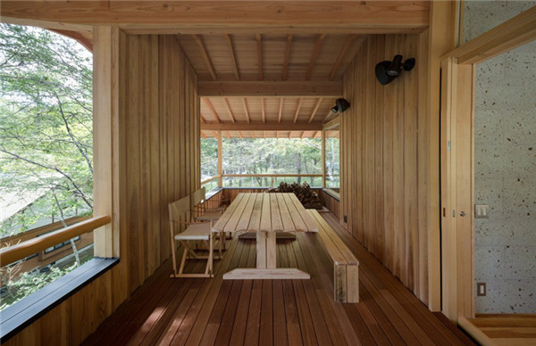 日本：混凝土基座上的林中小屋