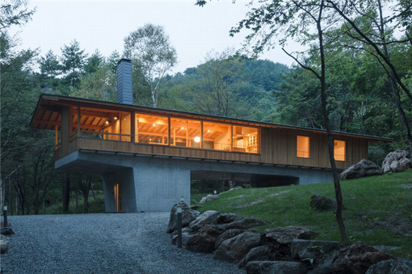 日本：混凝土基座上的林中小屋
