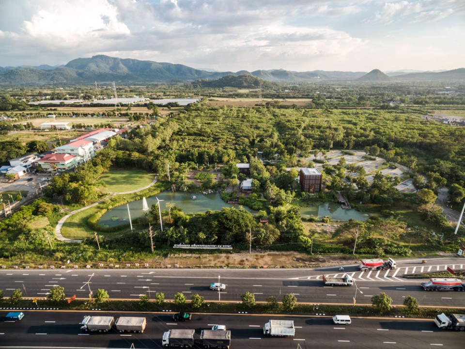 泰國：高速路旁的鄉土風格開放型城市公園