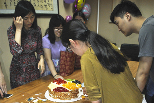 中國風(fēng)景園林網(wǎng)為員工舉辦集體生日會