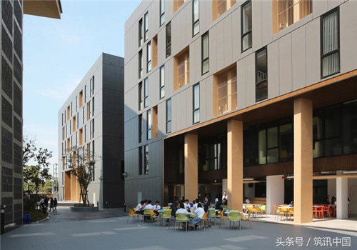 大氣磅礴的國際學(xué)校禮堂設(shè)計引人關(guān)注