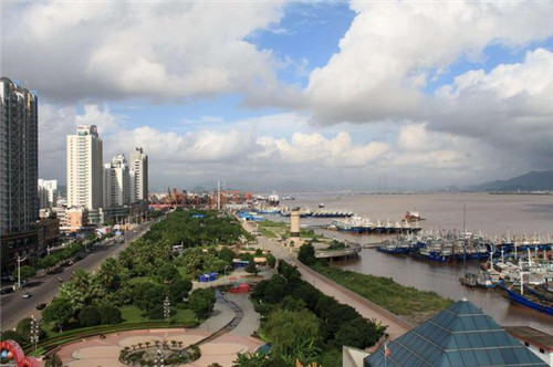 浙江省中部的一座沿海旅游城市臺州