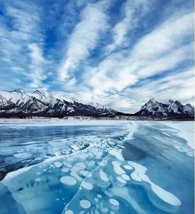 加拿大各地寒冷意外出現(xiàn)太陽光柱的自然景觀