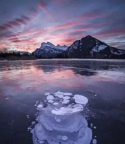 加拿大各地寒冷意外出現(xiàn)太陽光柱的自然景觀