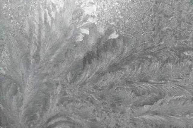 加拿大各地寒冷意外出現(xiàn)太陽光柱的自然景觀
