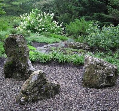充滿藝術(shù)氣息的花園：帶有雕塑感的石頭