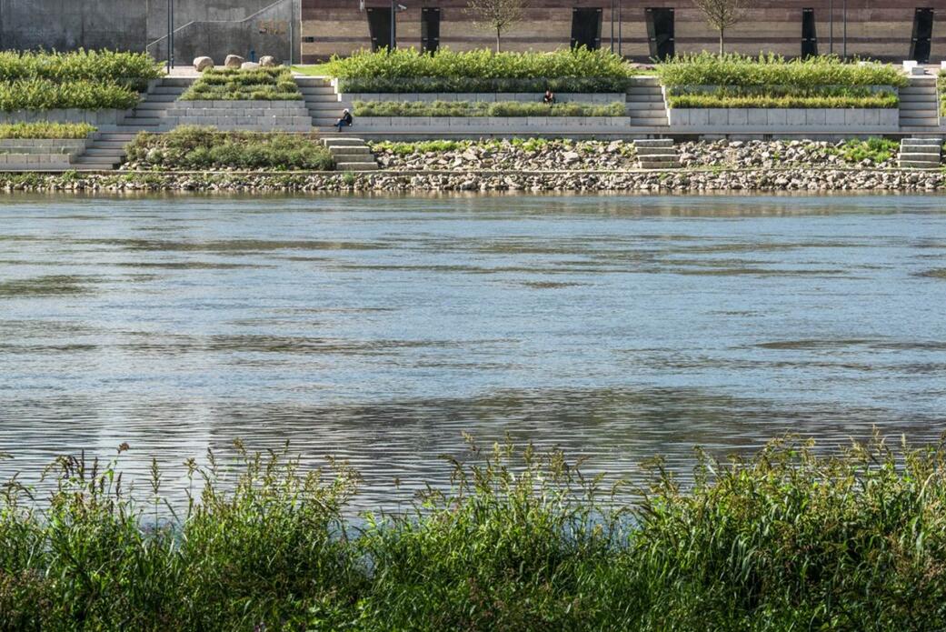 連續(xù)的帶狀空間：華沙維斯瓦河濱河景觀大道