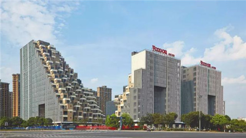 層層退臺式的設計，如城市中充滿詩意的梯田
