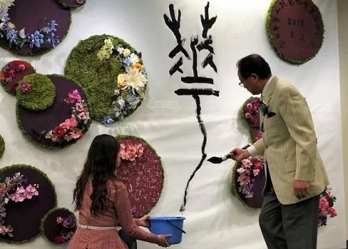 全日本華人花藝協(xié)會(huì)舉辦花展 