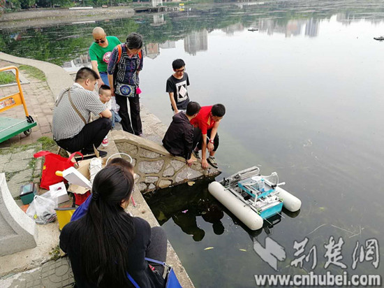 武漢大學生發明填補景觀水體清潔設備空白