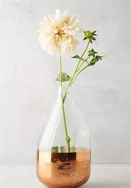 這樣插花，即使花謝了屋子依然會很美