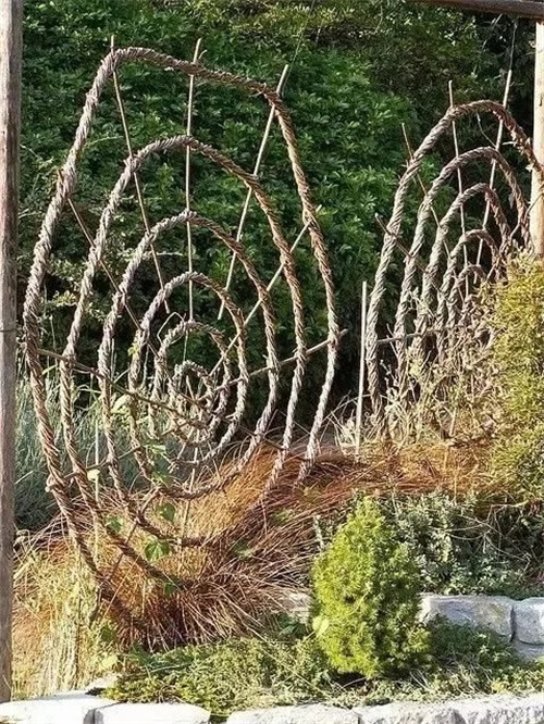 用樹枝與藤蔓，編織的庭院景觀雕塑