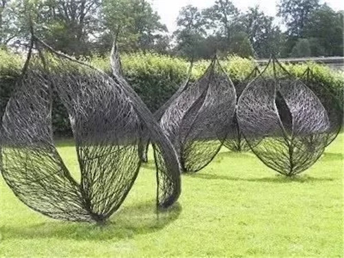 用樹枝與藤蔓，編織的庭院景觀雕塑