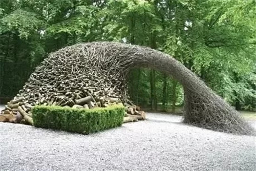 用樹枝與藤蔓，編織的庭院景觀雕塑
