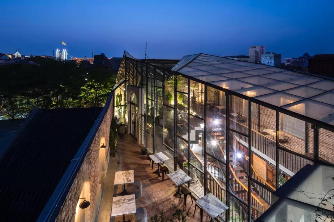 No.1986 咖啡餐廳，奇奇怪怪的‘烏鴉嘴’空間 / Le House