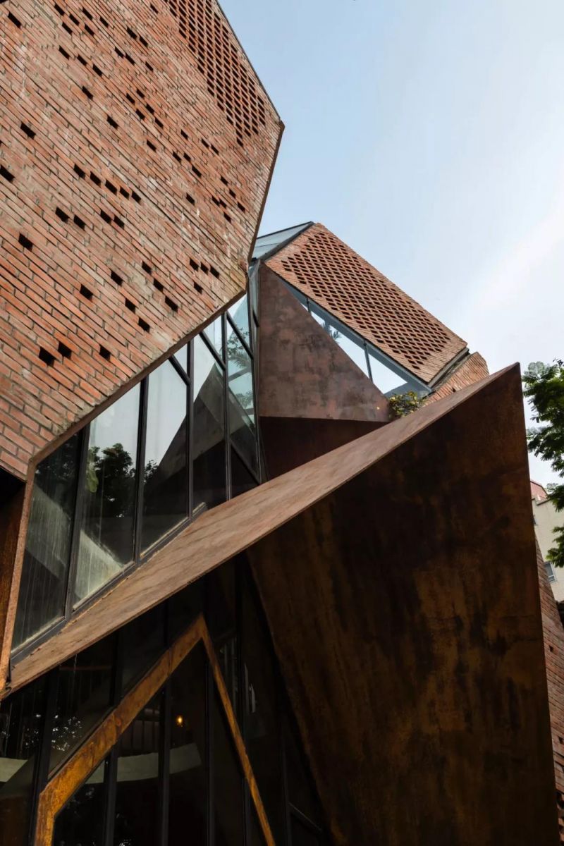 No.1986 咖啡餐廳，奇奇怪怪的‘烏鴉嘴’空間 / Le House