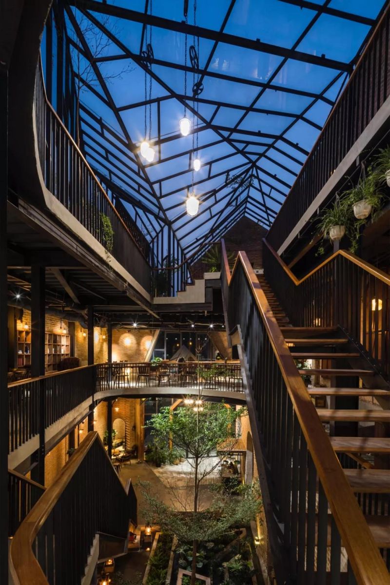 No.1986 咖啡餐廳，奇奇怪怪的‘烏鴉嘴’空間 / Le House