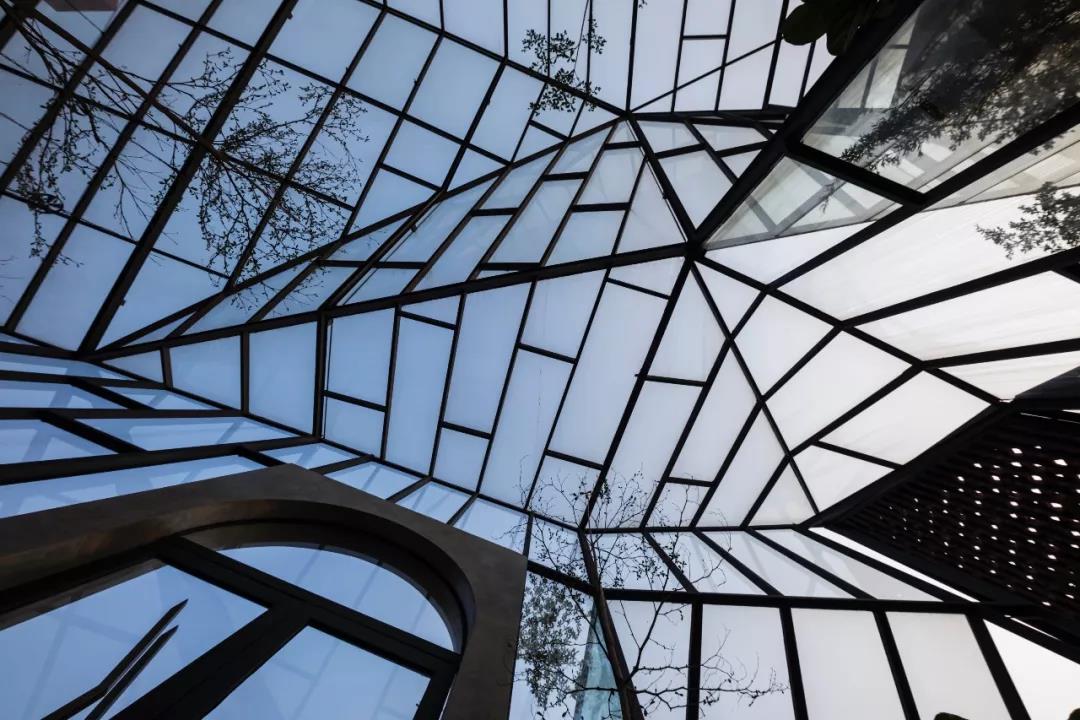 No.1986 咖啡餐廳，奇奇怪怪的‘烏鴉嘴’空間 / Le House