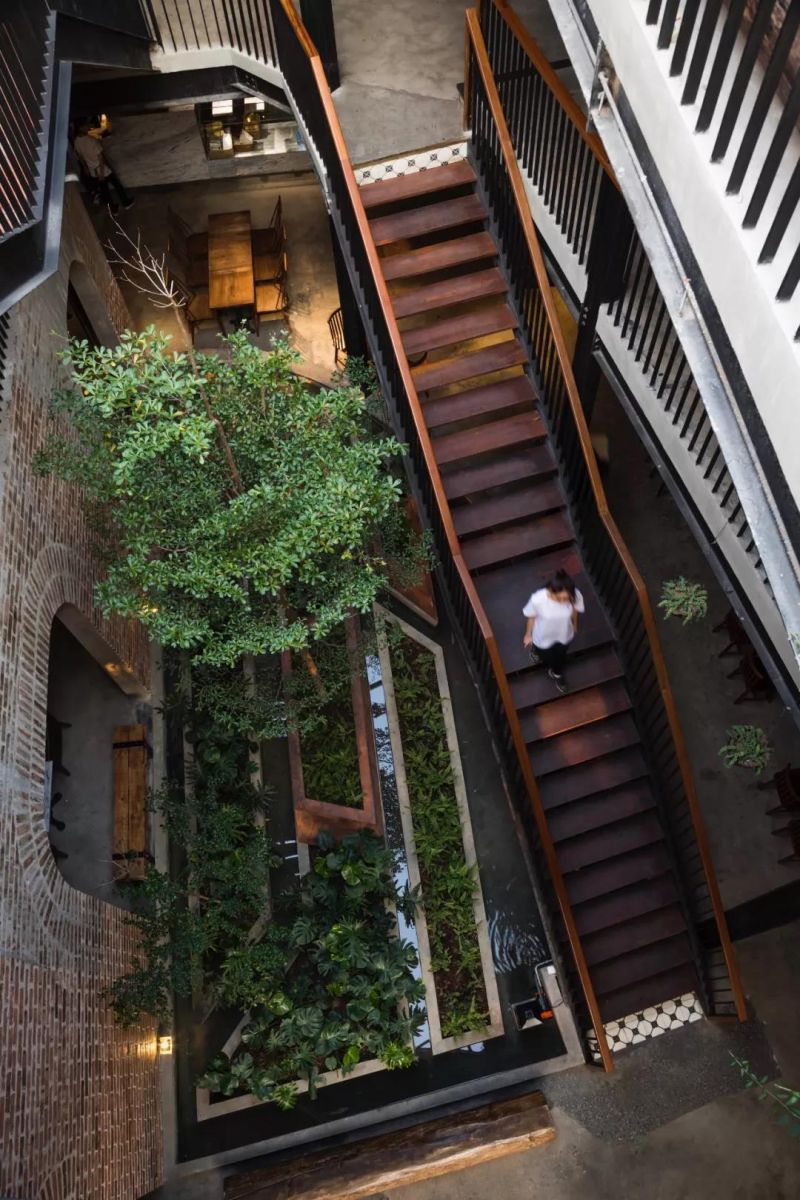 No.1986 咖啡餐廳，奇奇怪怪的‘烏鴉嘴’空間 / Le House