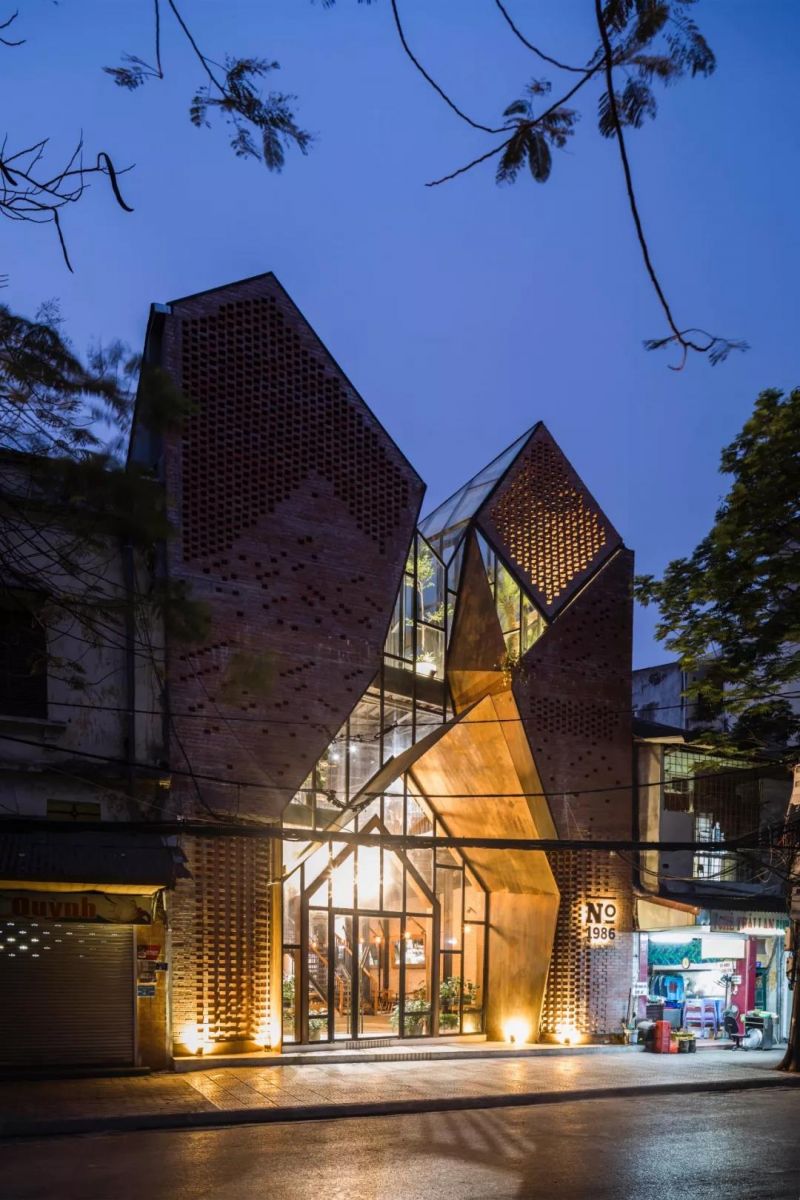 No.1986 咖啡餐廳，奇奇怪怪的‘烏鴉嘴’空間 / Le House