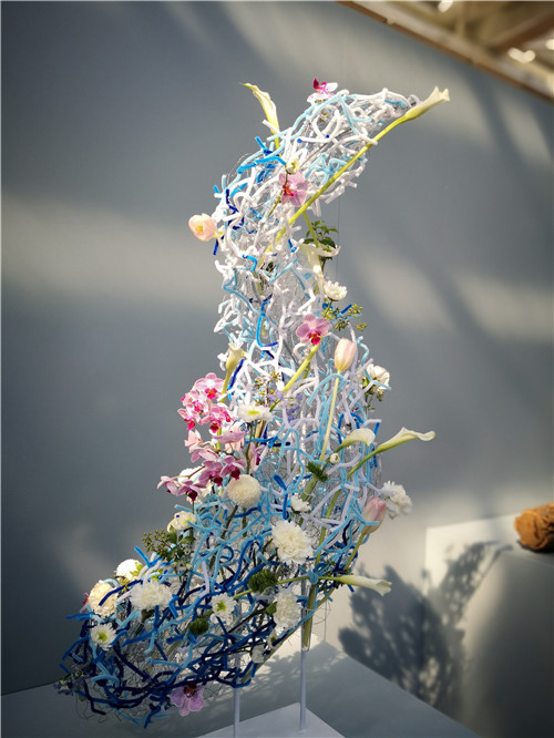 國(guó)內(nèi)外花藝大師同臺(tái)獻(xiàn)藝 秦皇島舉辦國(guó)際插花藝術(shù)展