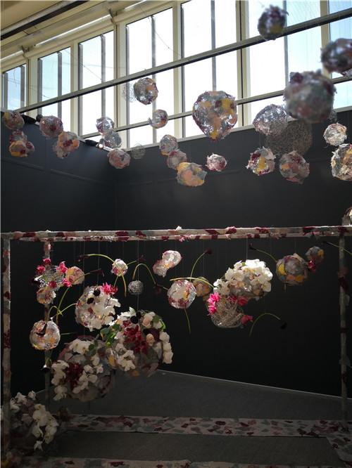 國(guó)內(nèi)外花藝大師同臺(tái)獻(xiàn)藝 秦皇島舉辦國(guó)際插花藝術(shù)展