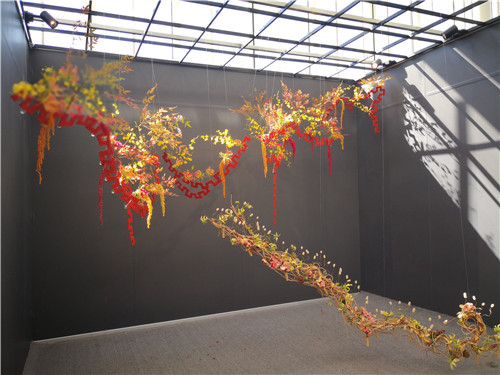 國(guó)內(nèi)外花藝大師同臺(tái)獻(xiàn)藝 秦皇島舉辦國(guó)際插花藝術(shù)展