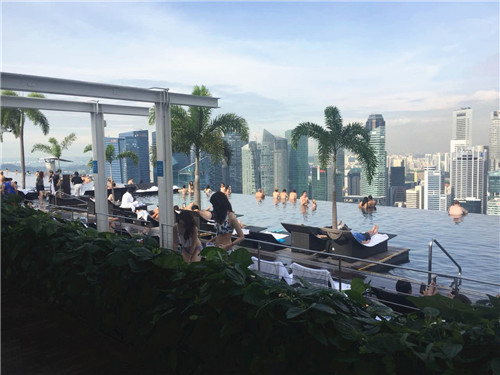 無邊際泳池，令人驚嘆的空中景觀