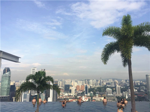 無邊際泳池，令人驚嘆的空中景觀