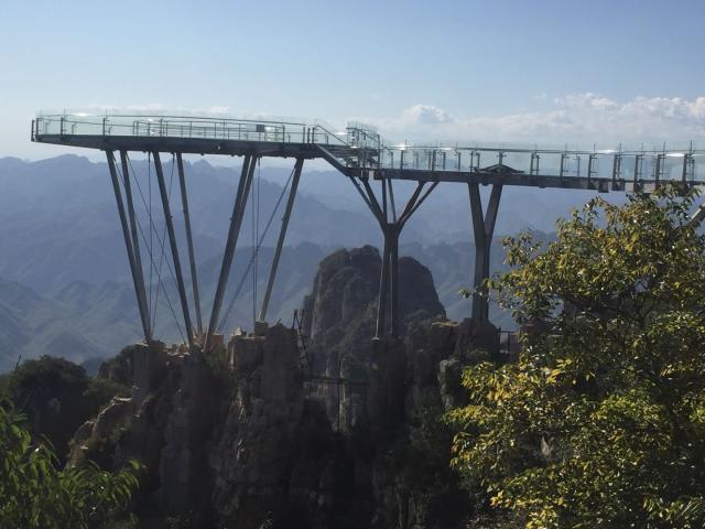 讓景區(qū)玻璃棧道停運(yùn)，并非長久治理之計(jì)